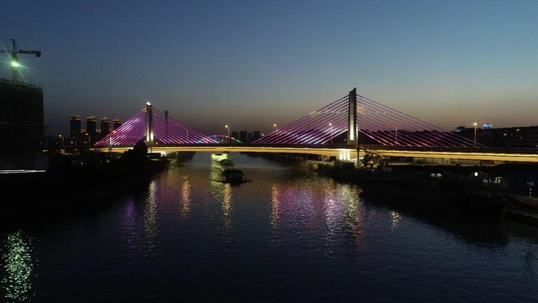 汽笛聲中白鷺飛，長虹托起夜明珠——共賞東塘大橋夜景